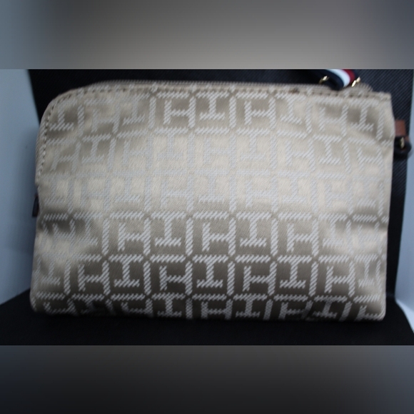 NWOT Tommy Hilfiger Wristlet - Picture 3 of 16